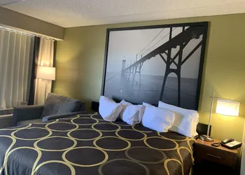 Super 8 by Wyndham Petoskey hotel thumbnail 7