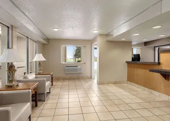 Super 8 by Wyndham Joliet I-55 N/Chicago hotel thumbnail 2