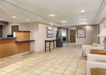 Super 8 by Wyndham Joliet I-55 N/Chicago hotel thumbnail 3