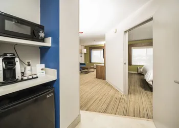 Holiday Inn Express Chicago NW - Vernon Hills by IHG hotel thumbnail 2