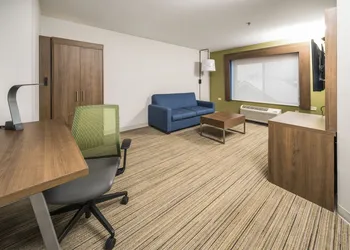 Holiday Inn Express Chicago NW - Vernon Hills by IHG hotel thumbnail 4