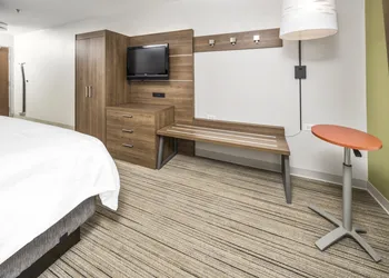 Holiday Inn Express Chicago NW - Vernon Hills by IHG hotel thumbnail 5