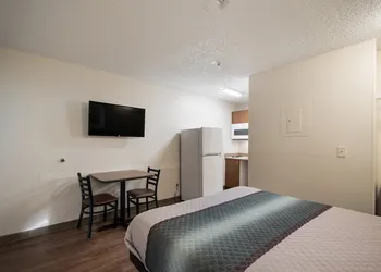 HomeTowne Studios By Red Roof Seattle - Kent/ Des Moines hotel thumbnail 7