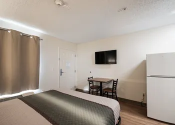 HomeTowne Studios By Red Roof Seattle - Kent/ Des Moines hotel thumbnail 8
