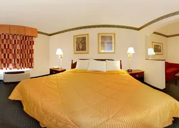 Quality Inn & Suites Evansville North hotel thumbnail 4