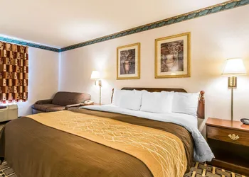 Quality Inn & Suites Evansville North hotel thumbnail 5