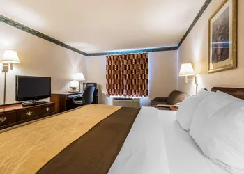 Quality Inn & Suites Evansville North hotel thumbnail 7