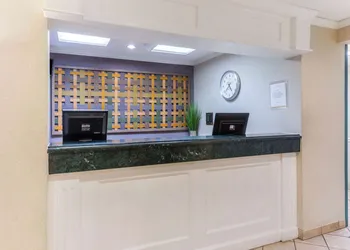 La Quinta Inn & Suites by Wyndham Chicago Gurnee hotel thumbnail 5