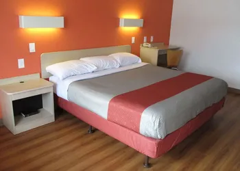 Travelodge by Wyndham Lansing hotel thumbnail 4