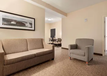 Wyndham Garden Niagara Falls Fallsview hotel thumbnail 6