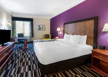 La Quinta Inn & Suites by Wyndham Roswell hotel thumbnail 5