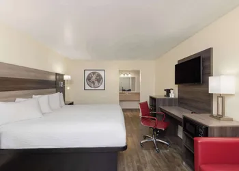 Ramada by Wyndham Kingman hotel thumbnail 6