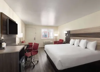Ramada by Wyndham Kingman hotel thumbnail 8