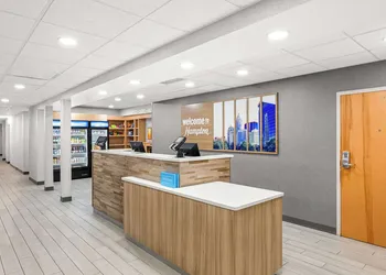 Hampton Inn & Suites Charlotte Airport hotel thumbnail 6