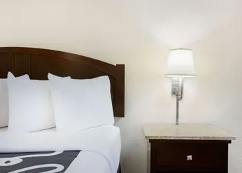 La Quinta Inn & Suites by Wyndham Springfield South hotel thumbnail 4
