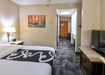 La Quinta Inn & Suites by Wyndham Springfield South hotel thumbnail 7