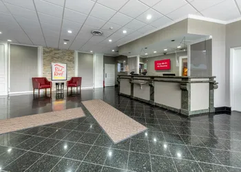 Red Roof PLUS+ Woodbridge - Carteret hotel thumbnail 3
