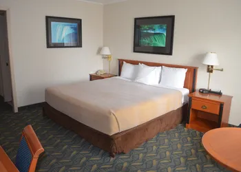 Travelodge by Wyndham Niagara Falls at the Falls hotel thumbnail 8