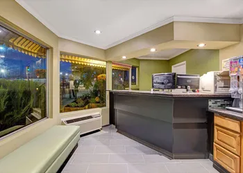 Super 8 by Wyndham Santa Cruz Beach hotel thumbnail 2