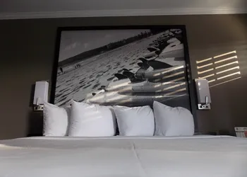 Super 8 by Wyndham Santa Cruz Beach hotel thumbnail 3