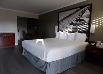 Super 8 by Wyndham Santa Cruz Beach hotel thumbnail 4