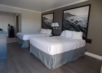 Super 8 by Wyndham Santa Cruz Beach hotel thumbnail 5