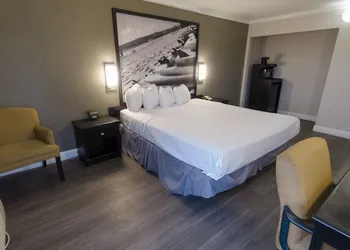 Super 8 by Wyndham Santa Cruz Beach hotel thumbnail 7