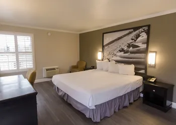 Super 8 by Wyndham Santa Cruz Beach hotel thumbnail 8