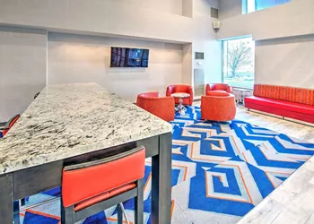 Hampton Inn by Hilton Ottawa hotel thumbnail 2