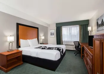 La Quinta Inn by Wyndham Everett hotel thumbnail 3