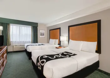 La Quinta Inn by Wyndham Everett hotel thumbnail 4