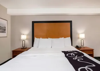 La Quinta Inn by Wyndham Everett hotel thumbnail 5