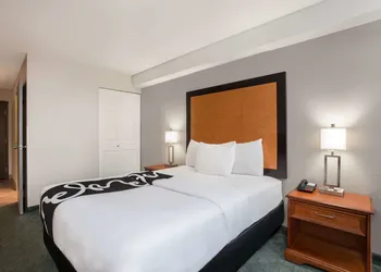 La Quinta Inn by Wyndham Everett hotel thumbnail 6
