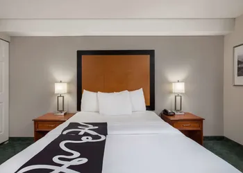 La Quinta Inn by Wyndham Everett hotel thumbnail 7