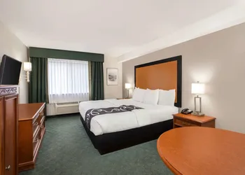 La Quinta Inn by Wyndham Everett hotel thumbnail 8