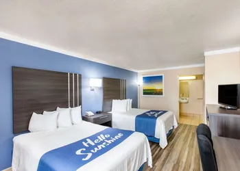 Days Inn & Suites by Wyndham Braunig Lake hotel thumbnail 2