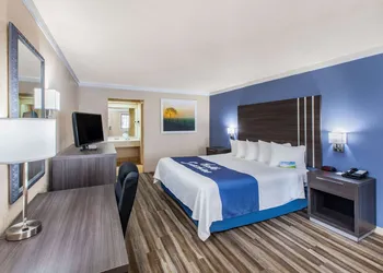 Days Inn & Suites by Wyndham Braunig Lake hotel thumbnail 3