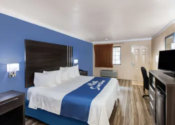 Days Inn & Suites by Wyndham Braunig Lake hotel thumbnail 4