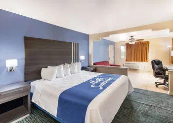 Days Inn & Suites by Wyndham Braunig Lake hotel thumbnail 5
