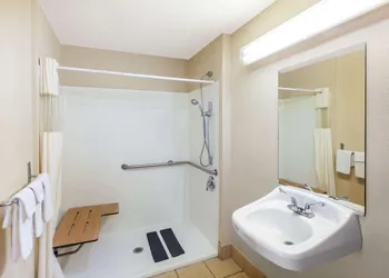Days Inn & Suites by Wyndham Braunig Lake hotel thumbnail 6
