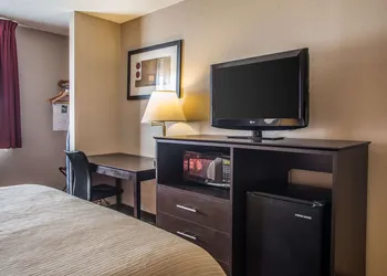 Quality Inn & Suites West Bend hotel thumbnail 4