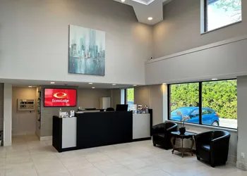 Econo Lodge Airport hotel thumbnail 2