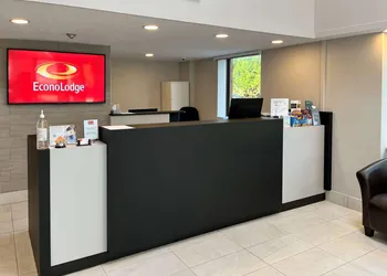Econo Lodge Airport hotel thumbnail 3