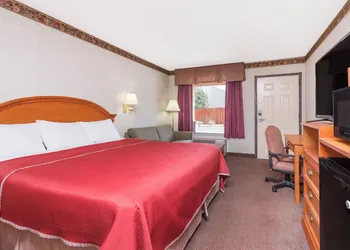 Regency Inn & Suites-Hamilton Place hotel thumbnail 7