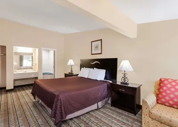 Travelodge by Wyndham San Diego SeaWorld hotel thumbnail 4