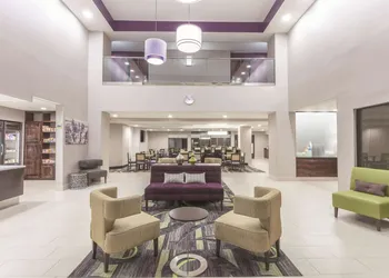 La Quinta Inn & Suites by Wyndham Columbus North hotel thumbnail 2