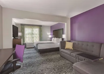 La Quinta Inn & Suites by Wyndham Columbus North hotel thumbnail 5