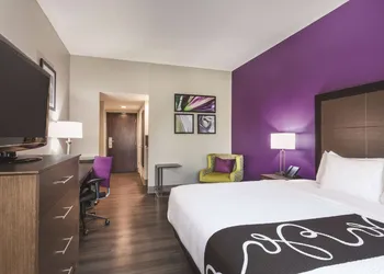La Quinta Inn & Suites by Wyndham Columbus North hotel thumbnail 6