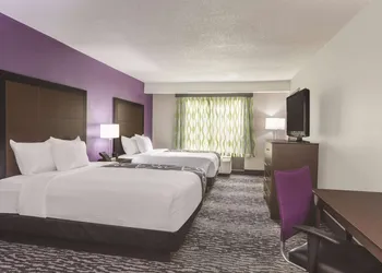 La Quinta Inn & Suites by Wyndham Columbus North hotel thumbnail 7