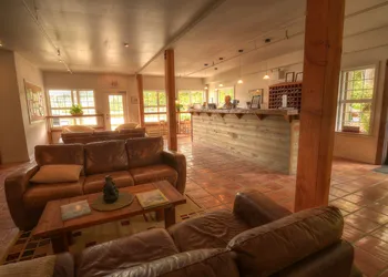 Waters Edge Shoreside Suites hotel thumbnail 2